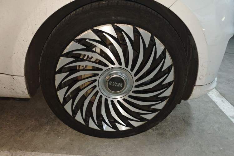 Used Land Rover Range Sport 2021 3.0 L6 YAO Black Edition Right Front Wheel Hub