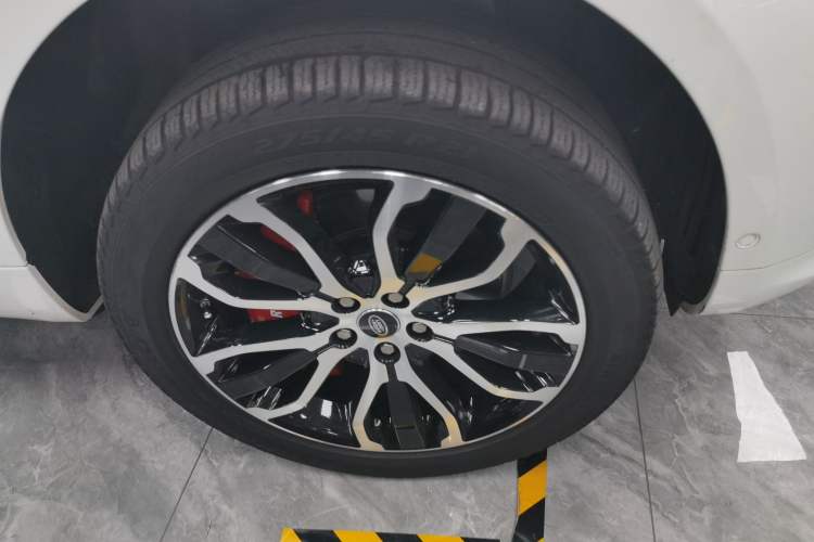 Used Land Rover Range Sport 2021 3.0 L6 YAO Black Edition Right Front Wheel Hub