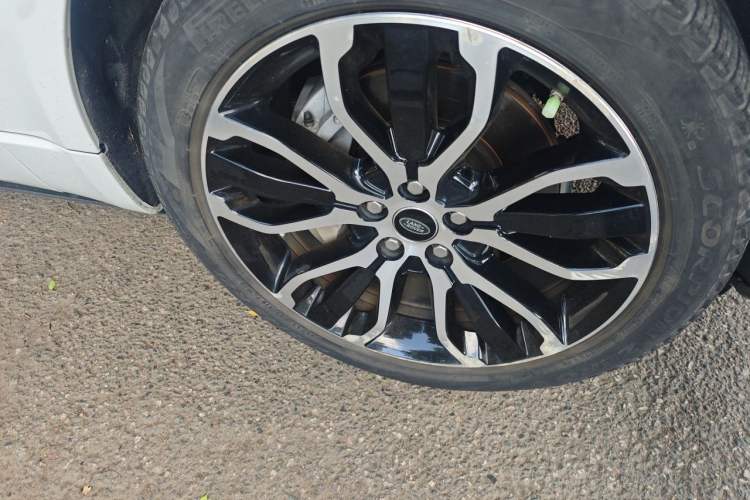 Used Land Rover Range Sport 2021 3.0 L6 YAO Black Edition Right Front Wheel Hub