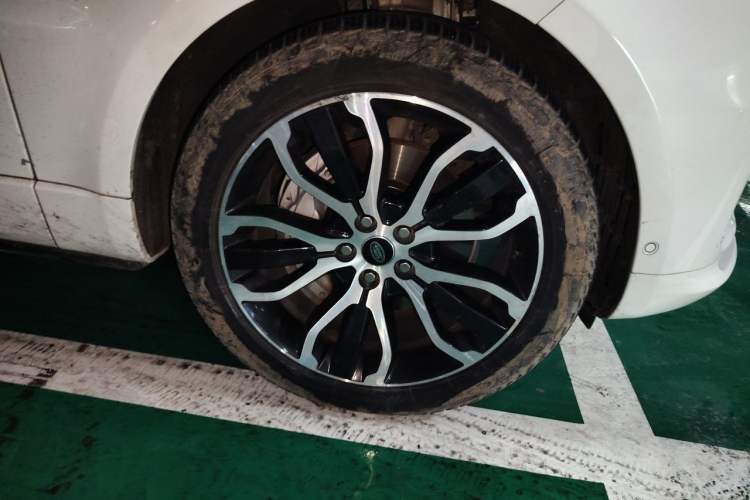 Used Land Rover Range Sport 2021 3.0 L6 YAO Black Edition Right Front Wheel Hub