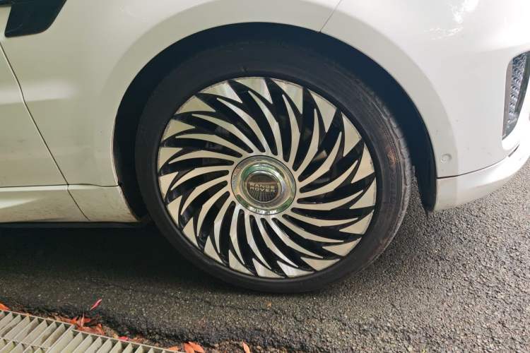 Used Land Rover Range Sport 2021 3.0 L6 YAO Black Edition Right Front Wheel Hub