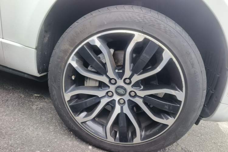 Used Land Rover Range Sport 2021 3.0 L6 YAO Black Edition Right Front Wheel Hub