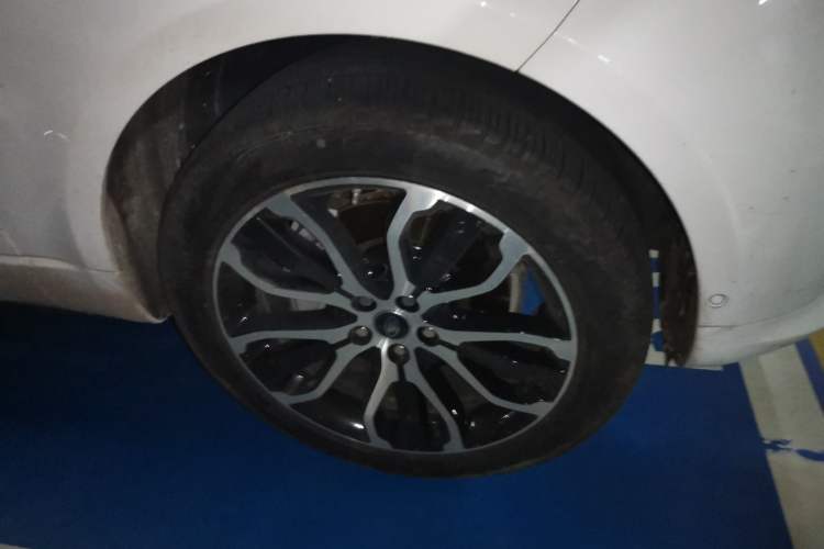 Used Land Rover Range Sport 2021 3.0 L6 YAO Black Edition Right Front Wheel Hub