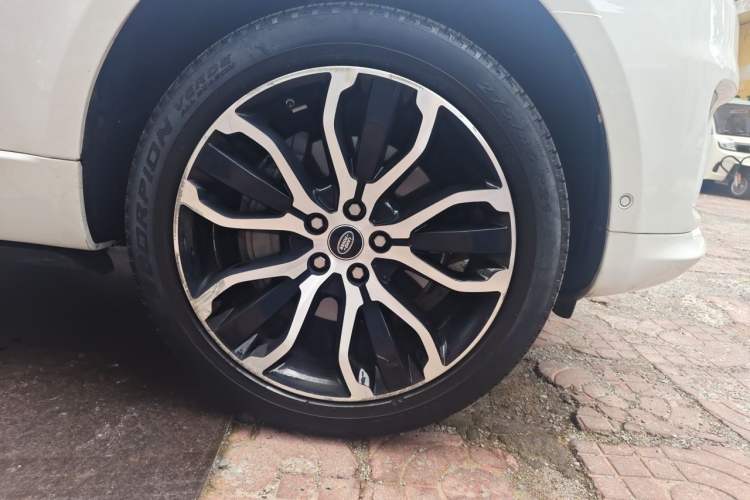 Used Land Rover Range Sport 2021 3.0 L6 YAO Black Edition Right Front Wheel Hub