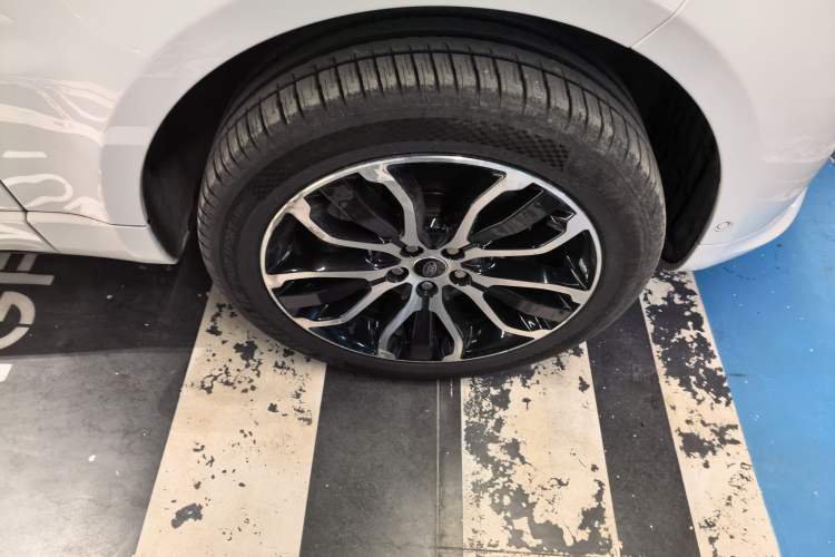 Used Land Rover Range Sport 2021 3.0 L6 YAO Black Edition Right Front Wheel Hub
