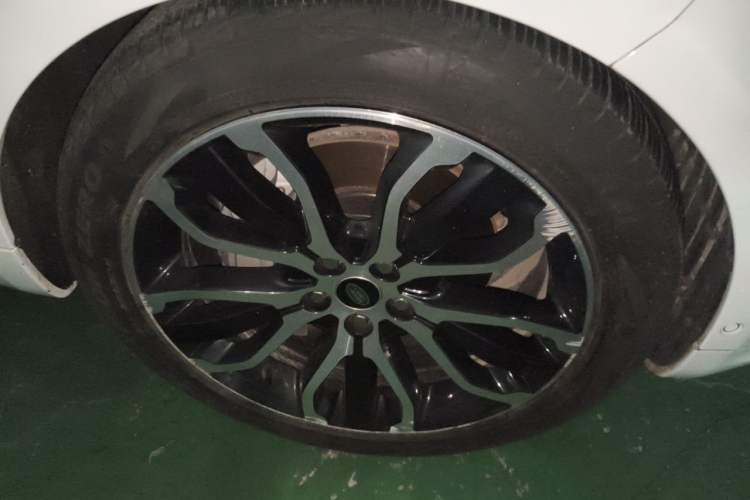Used Land Rover Range Sport 2021 3.0 L6 YAO Black Edition Right Front Wheel Hub