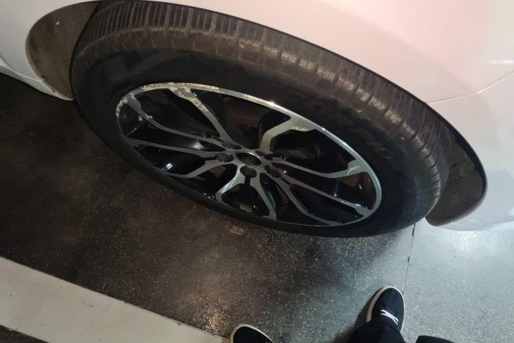 Used Land Rover Range Sport 2021 3.0 L6 YAO Black Edition Right Front Wheel Hub