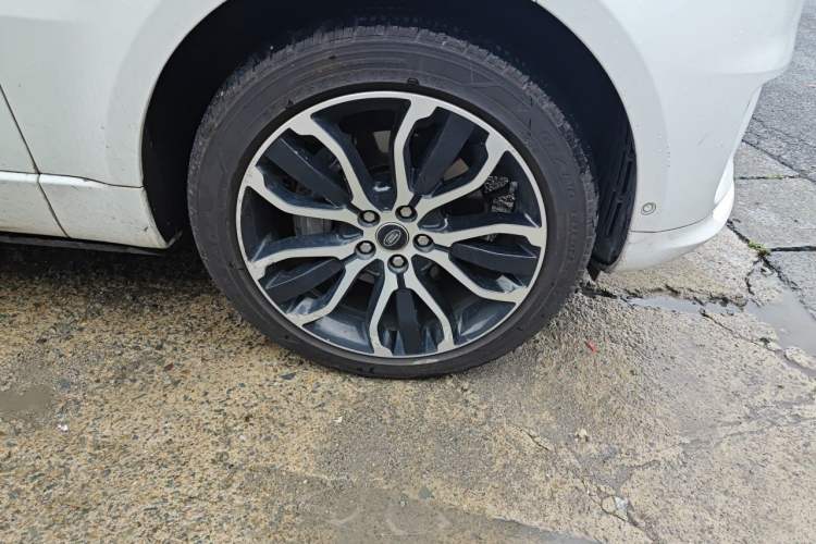 Used Land Rover Range Sport 2021 3.0 L6 YAO Black Edition Right Front Wheel Hub