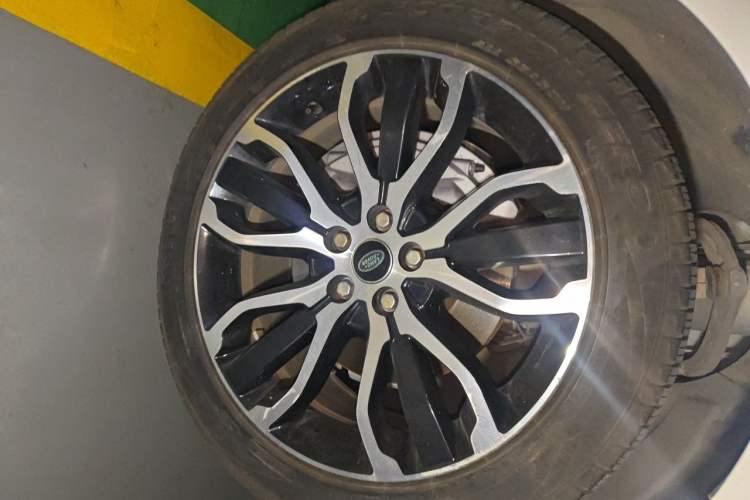 Used Land Rover Range Sport 2021 3.0 L6 YAO Black Edition Right Front Wheel Hub