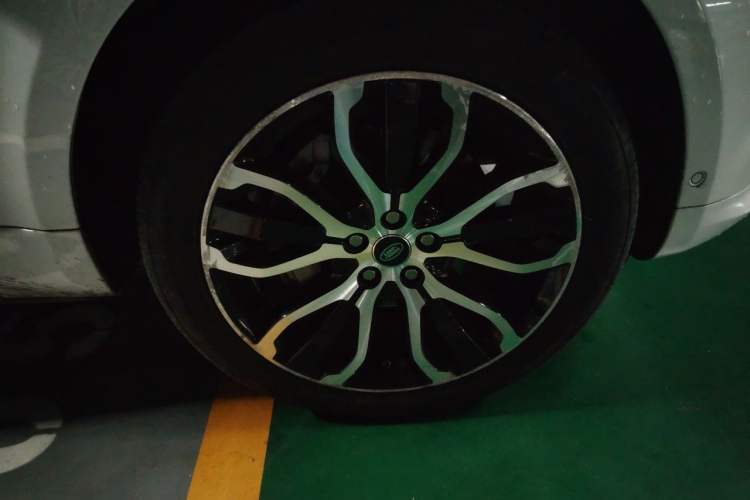Used Land Rover Range Sport 2021 3.0 L6 YAO Black Edition Right Front Wheel Hub