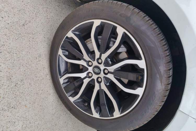 Used Land Rover Range Sport 2021 3.0 L6 YAO Black Edition Right Front Wheel Hub