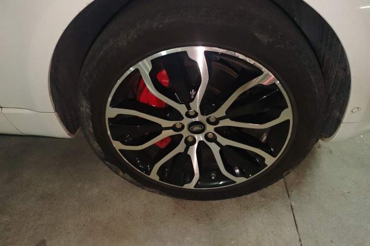 Used Land Rover Range Sport 2021 3.0 L6 YAO Black Edition Right Front Wheel Hub