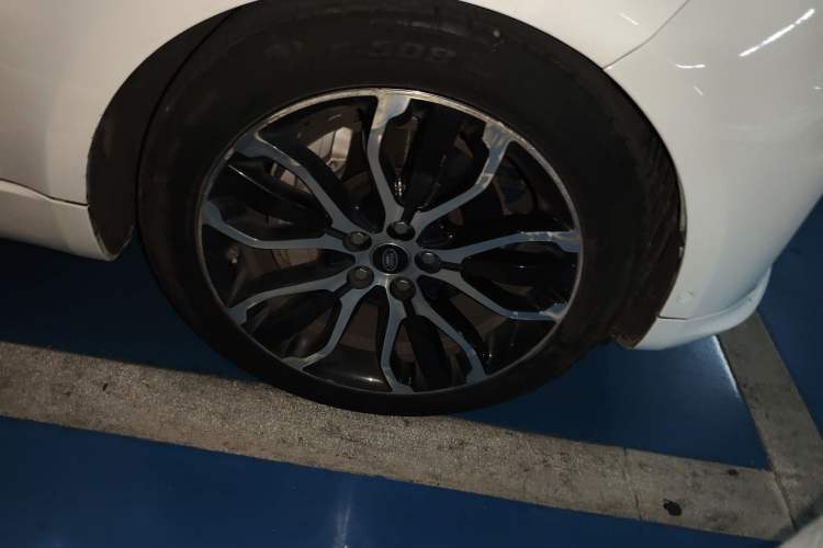 Used Land Rover Range Sport 2021 3.0 L6 YAO Black Edition Right Front Wheel Hub