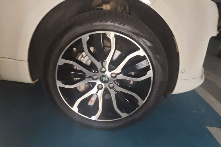 Used Land Rover Range Sport 2021 3.0 L6 YAO Black Edition Right Front Wheel Hub