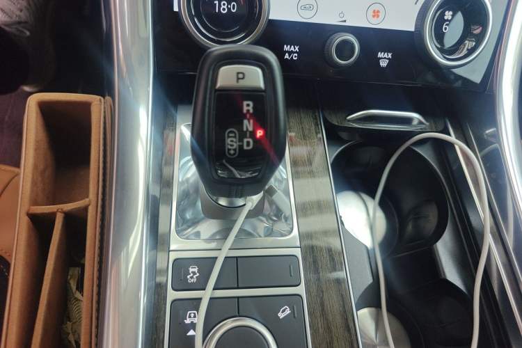 Used Land Rover Range Sport 2022 3.0 L6 YAO Black Edition Gear Lever