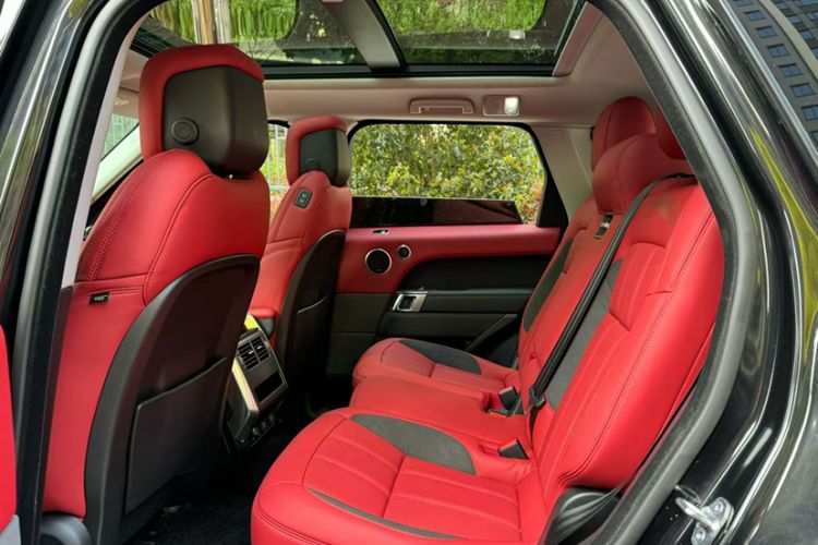 Used Land Rover Range Sport 2022 3.0 L6 SE Interior 3