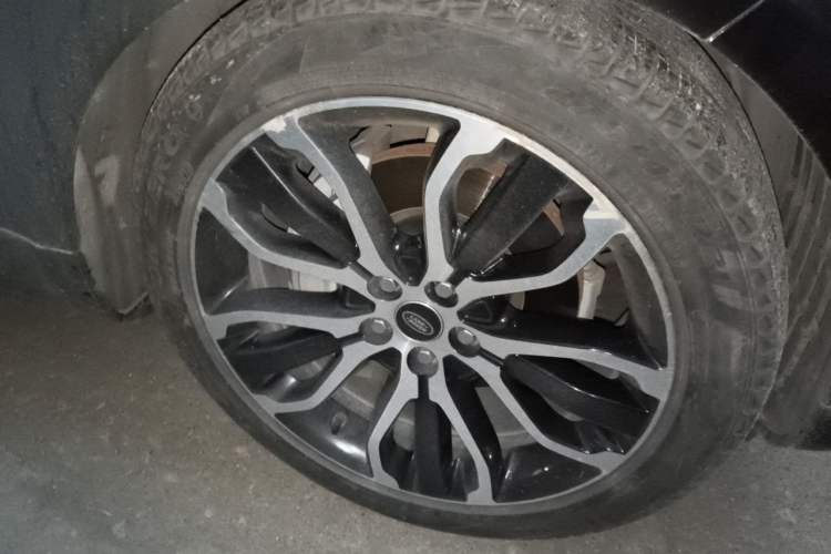 Used Land Rover Range Sport 2022 3.0 L6 YAO Black Edition Right Front Wheel Hub