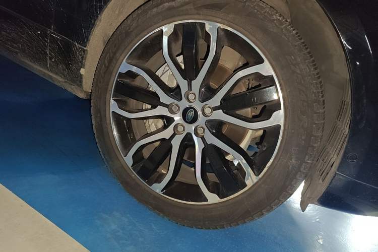Used Land Rover Range Sport 2022 3.0 L6 YAO Black Edition Right Front Wheel Hub