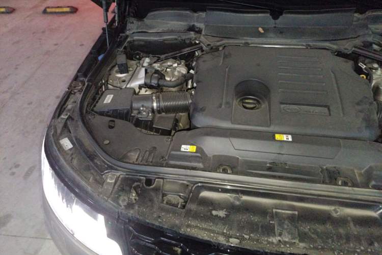 Used Land Rover Range Sport 2022 3.0 L6 YAO Black Edition Engine Bay Right