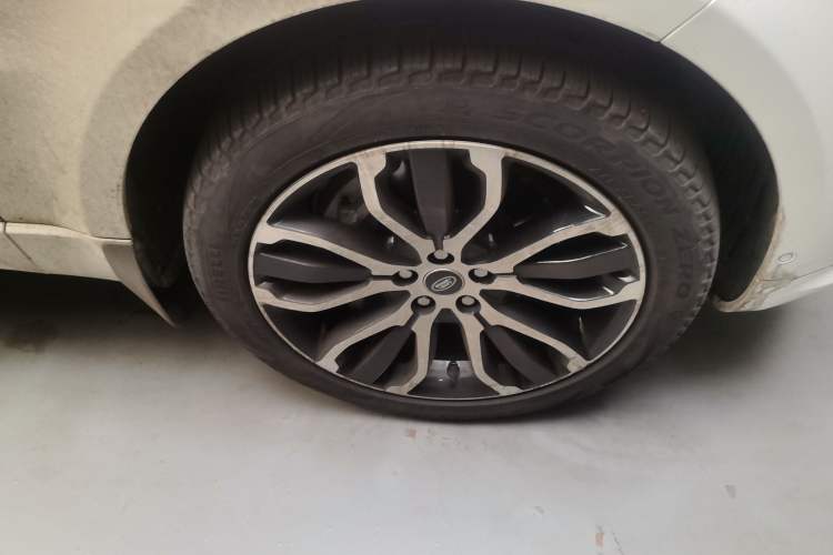 Used Land Rover Range Sport 2022 3.0 L6 YAO Black Edition Right Front Wheel Hub