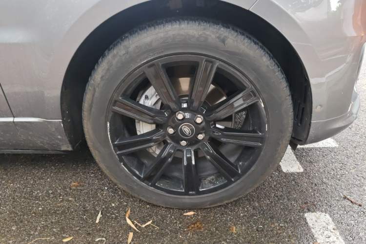 Used Land Rover Range Sport 2022 3.0 L6 YAO Black Edition Right Front Wheel Hub