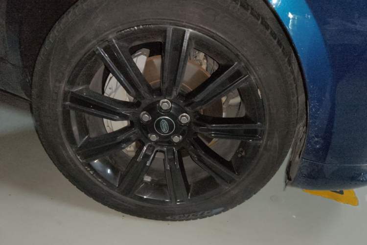 Used Land Rover Range Sport 2022 3.0 L6 Ink Blue Glitter Edition Right Front Wheel Hub