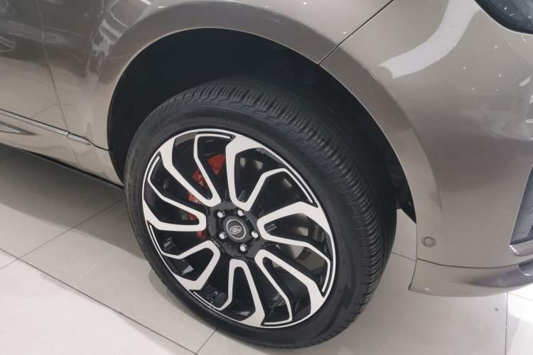 Used Land Rover Range Sport 2022 3.0 L6 YAO Black Edition Right Front Wheel Hub