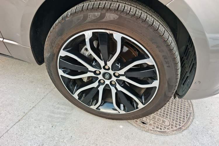 Used Land Rover Range Sport 2022 3.0 L6 YAO Black Edition Right Front Wheel Hub