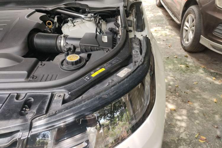 Used Land Rover Range Sport 2022 3.0 L6 YAO Black Edition Engine Bay Left