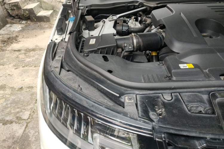 Used Land Rover Range Sport 2022 3.0 L6 YAO Black Edition Engine Bay Right