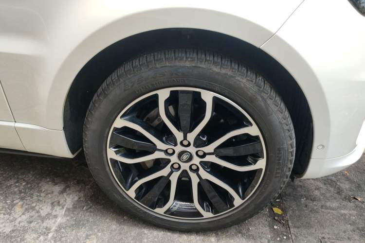 Used Land Rover Range Sport 2022 3.0 L6 YAO Black Edition Right Front Wheel Hub