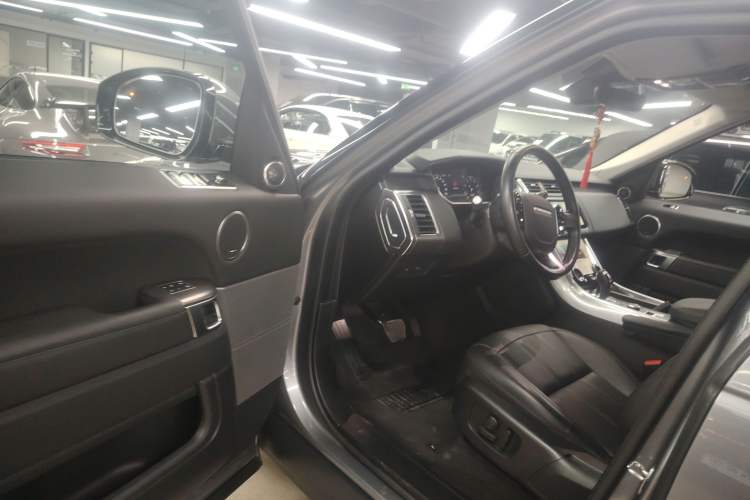 Used Land Rover Range Sport 2022 3.0 L6 SE Interior 3