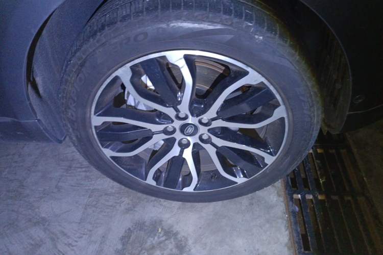 Used Land Rover Range Sport 2022 3.0 L6 YAO Black Edition Right Front Wheel Hub