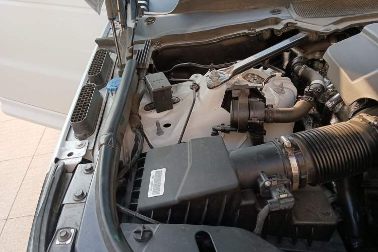 Used Land Rover Range Sport 2022 3.0 L6 YAO Black Edition Engine Bay Right