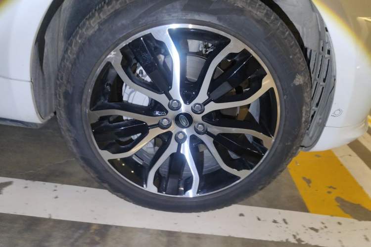 Used Land Rover Range Sport 2022 3.0 L6 YAO Black Edition Right Front Wheel Hub
