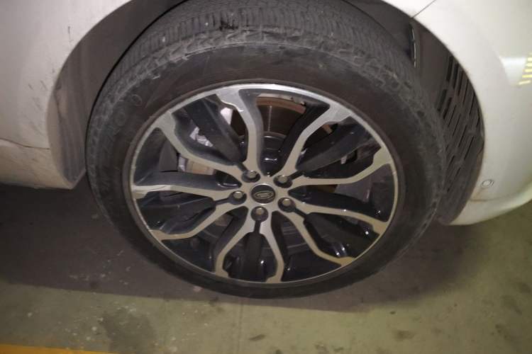 Used Land Rover Range Sport 2022 3.0 L6 YAO Black Edition Right Front Wheel Hub