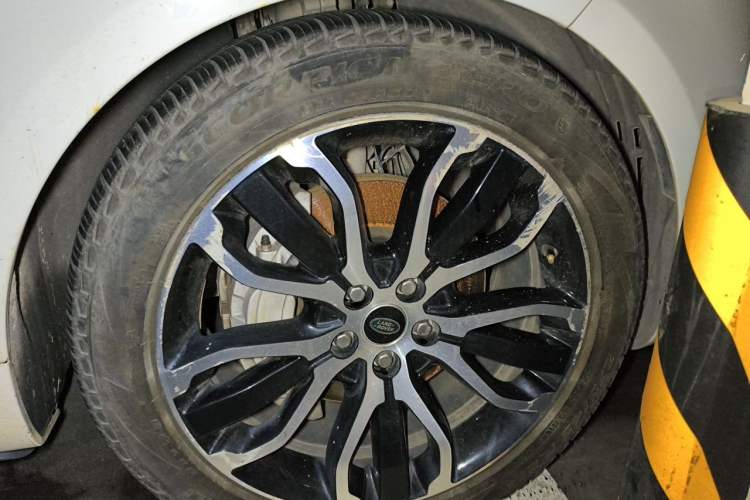 Used Land Rover Range Sport 2022 3.0 L6 YAO Black Edition Right Front Wheel Hub