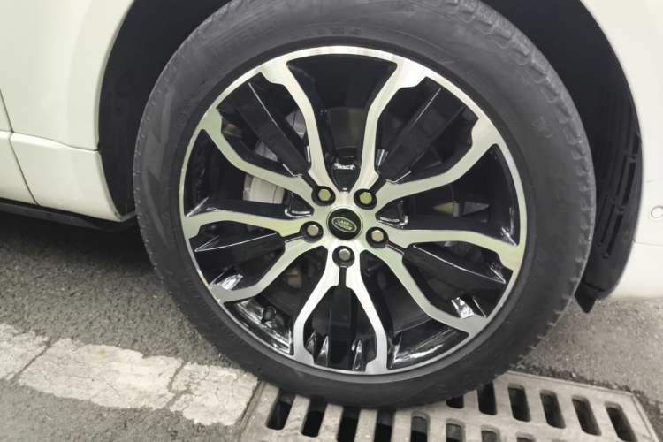 Used Land Rover Range Sport 2022 3.0 L6 YAO Black Edition Right Front Wheel Hub