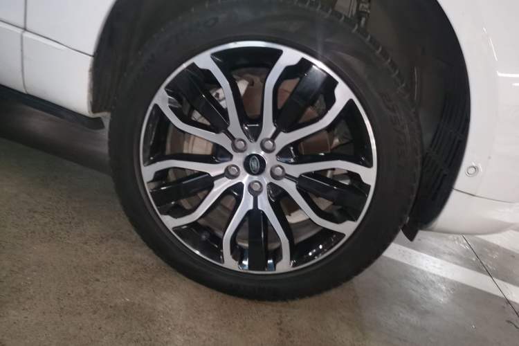 Used Land Rover Range Sport 2022 3.0 L6 YAO Black Edition Right Front Wheel Hub