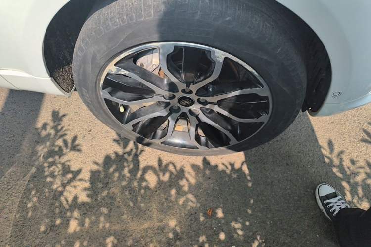 Used Land Rover Range Sport 2022 3.0 L6 YAO Black Edition Right Front Wheel Hub