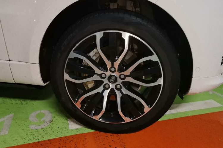 Used Land Rover Range Sport 2022 3.0 L6 YAO Black Edition Right Front Wheel Hub