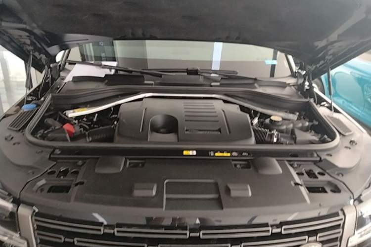 Used Land Rover Range Sport 2023 360 PS S Engine Bay