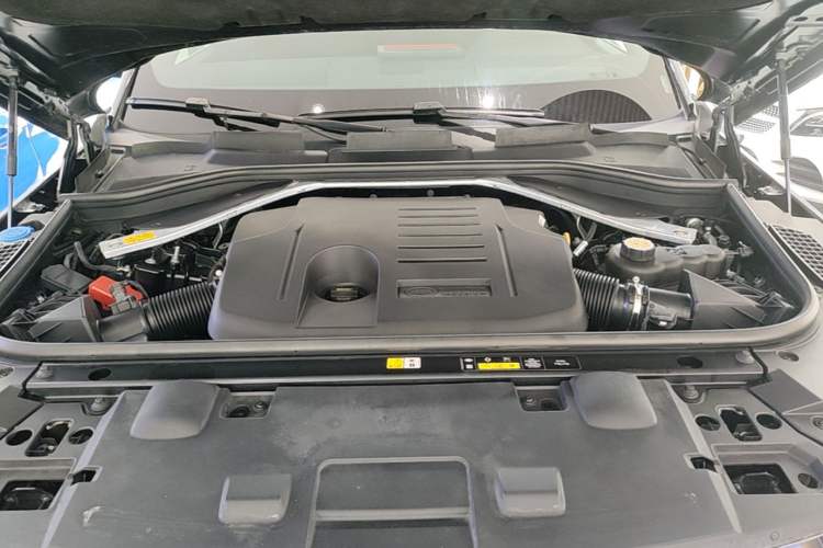Used Land Rover Range Sport 2023 360 PS S Engine Bay