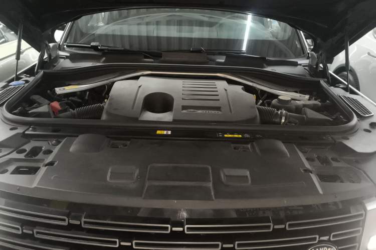 Used Land Rover Range Sport 2023 360 PS S Engine Bay