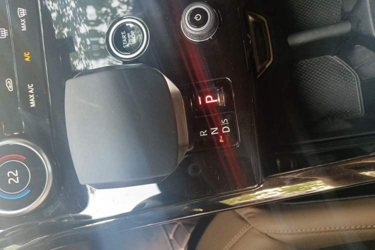 Used Land Rover Range Sport 2023 400PS Dynamic SE Gear Lever