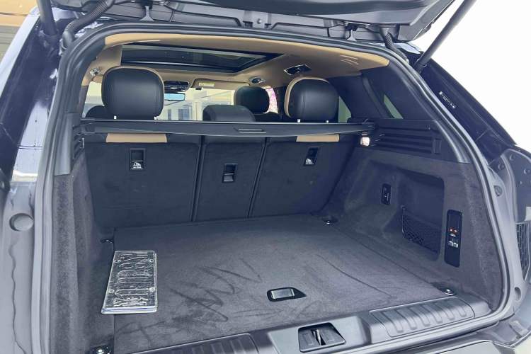 Used Land Rover Range Sport 2023 400PS Dynamic SE Interior 8