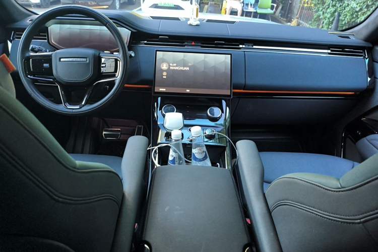 Used Land Rover Range Sport 2023 400PS Dynamic HSE Center Console