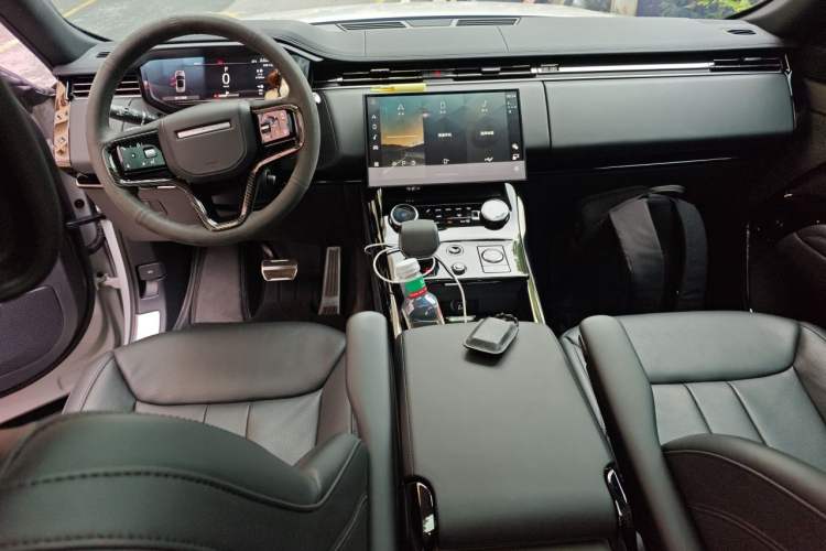 Used Land Rover Range Sport 2023 400PS Dynamic SE Center Console