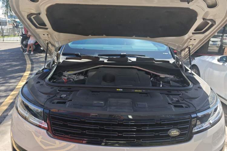 Used Land Rover Range Sport 2023 400PS Dynamic SE Engine Bay