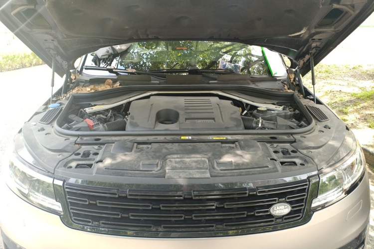 Used Land Rover Range Sport 2023 360 PS S Engine Bay